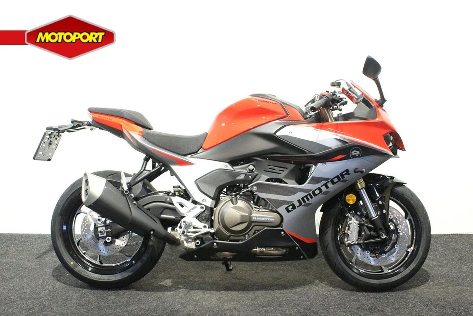 QJ Motor SRK 600 RS (2026) — foto 1