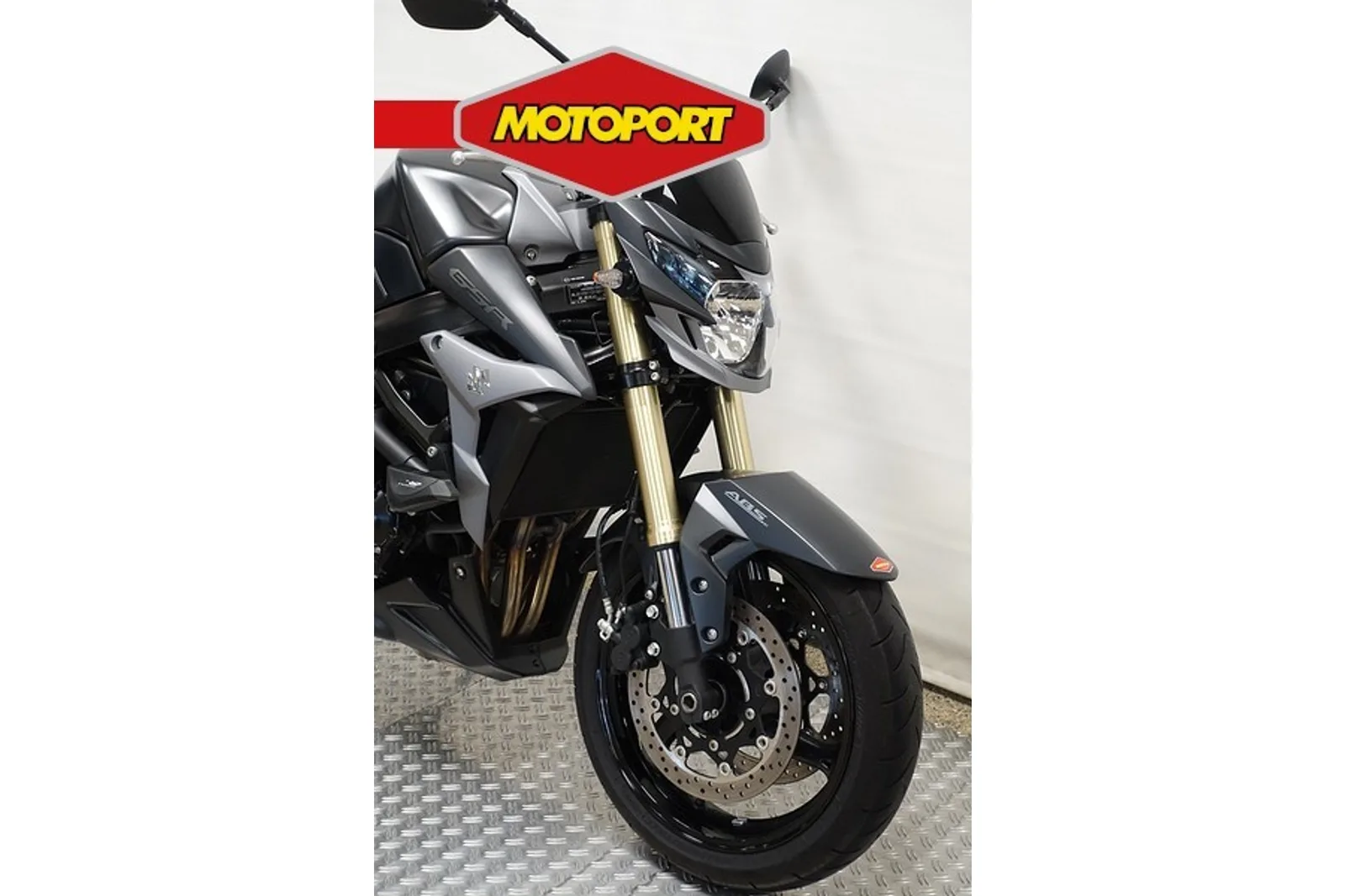 Suzuki GSR750 (2016) — foto 1