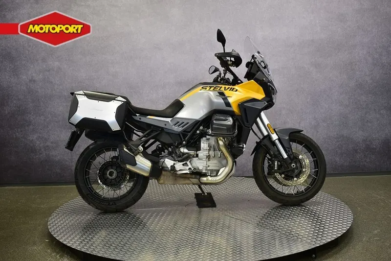 Moto Guzzi Stelvio (2024)