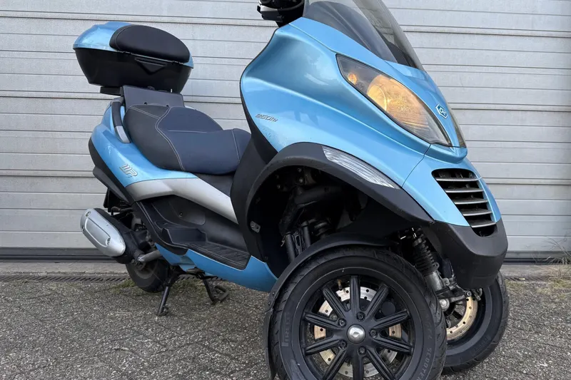 Foto van Piaggio MP3 250 RL Blauw Motorrijbewijs