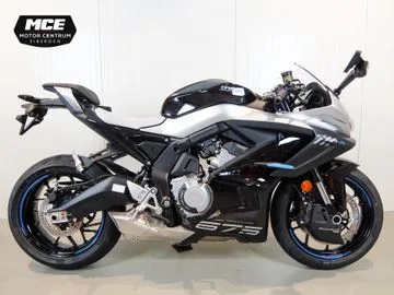 CFMoto 675SR-R (2026) — foto 1