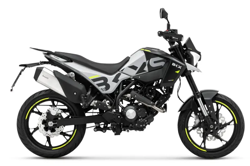 Benelli BKX 125 S eencilinderVermogen: ±15 pkVersnellingsbak: 6 versnellingenRemmen: schijfremmen met ABSDisplay: digitaal dashboard (2026)