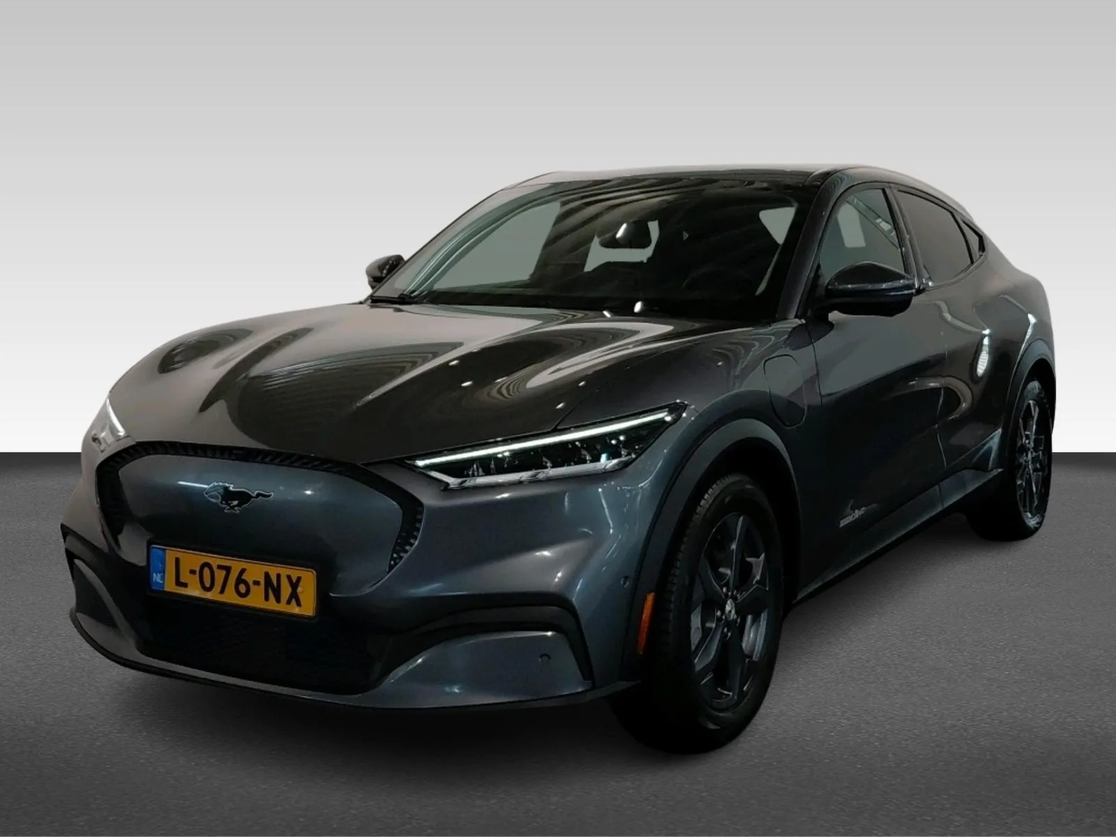 Ford Mustang Mach-E (2021) — foto 1
