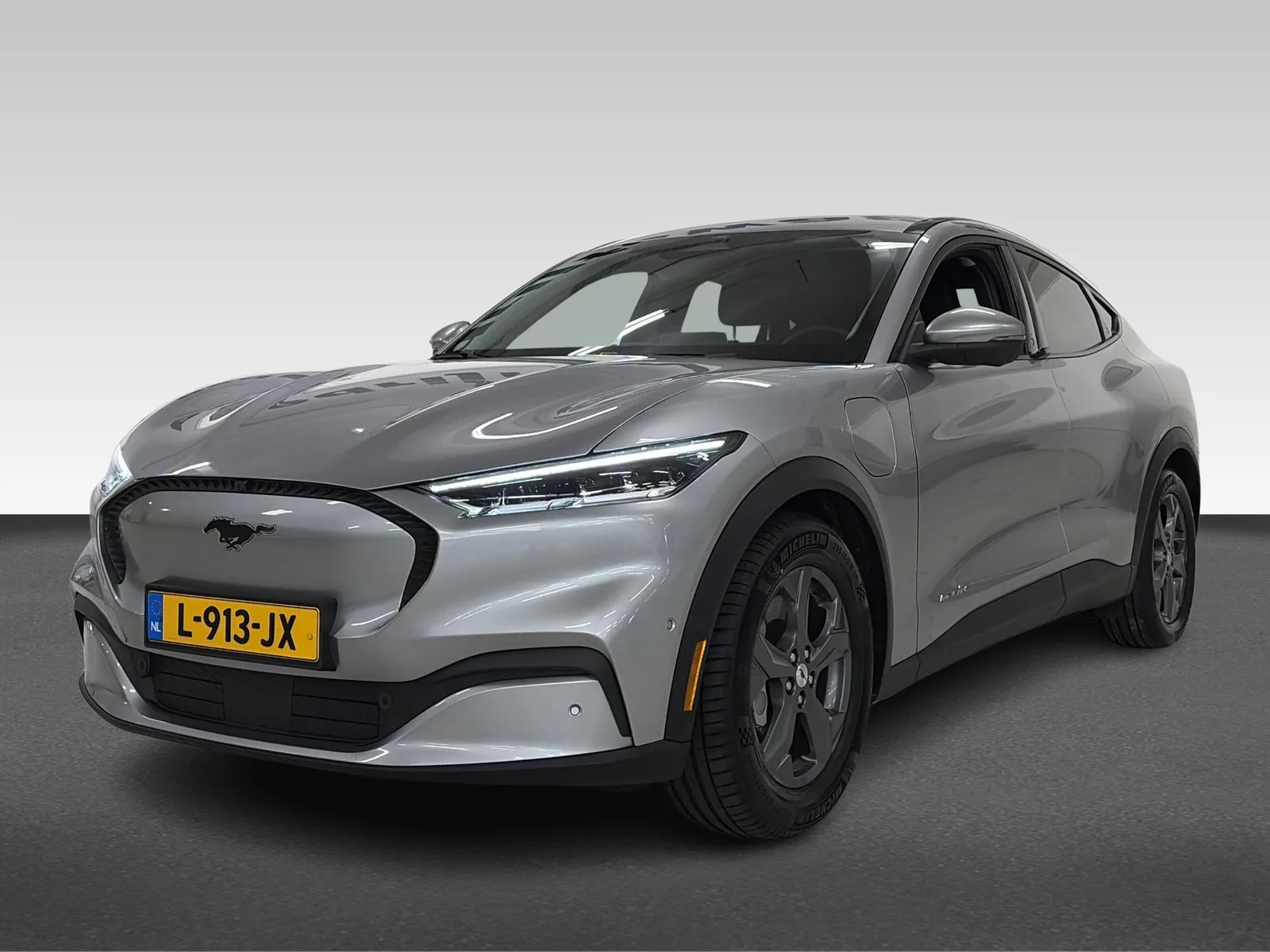 Ford Mustang Mach-E (2021) — foto 1