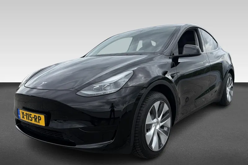 Tesla Model Y (2024)
