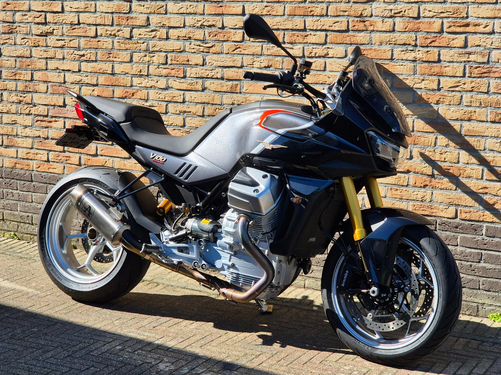 Moto Guzzi V100 Mandello S (2023) — foto 1