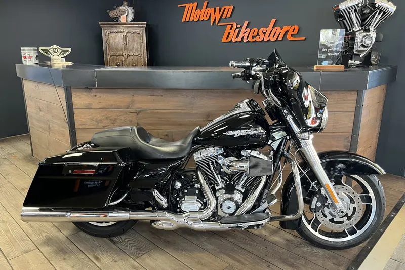 Harley-Davidson 103Ci Streetglide Vance Hines X-Pipe Monkeybar (2012)