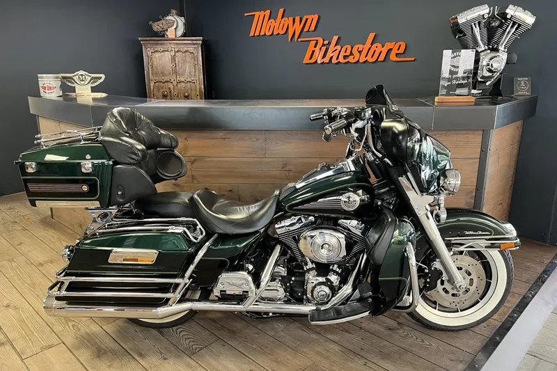Harley-Davidson Ultra Glide White Wall Tires Vance Hines (1999)