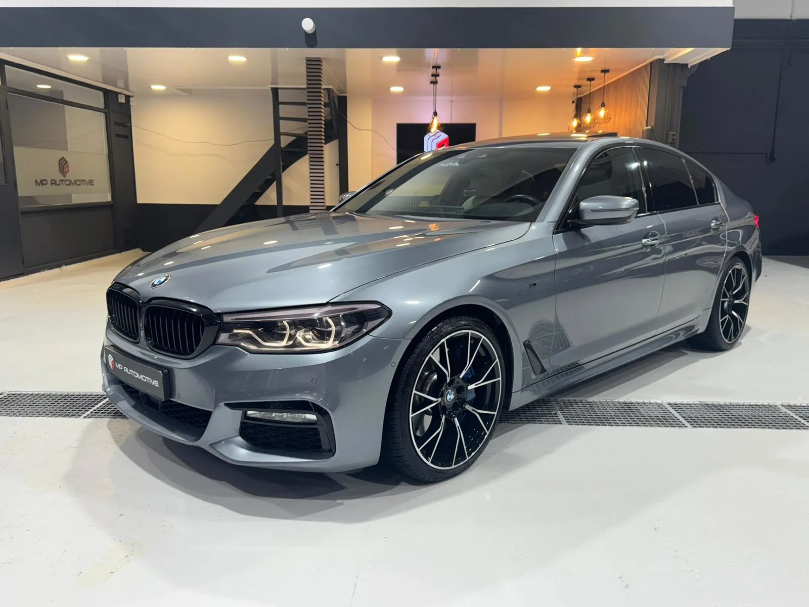 BMW 5-Serie (2017) — foto 1