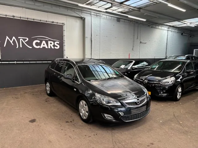 Opel Astra Sports Tourer (2011) — foto 1