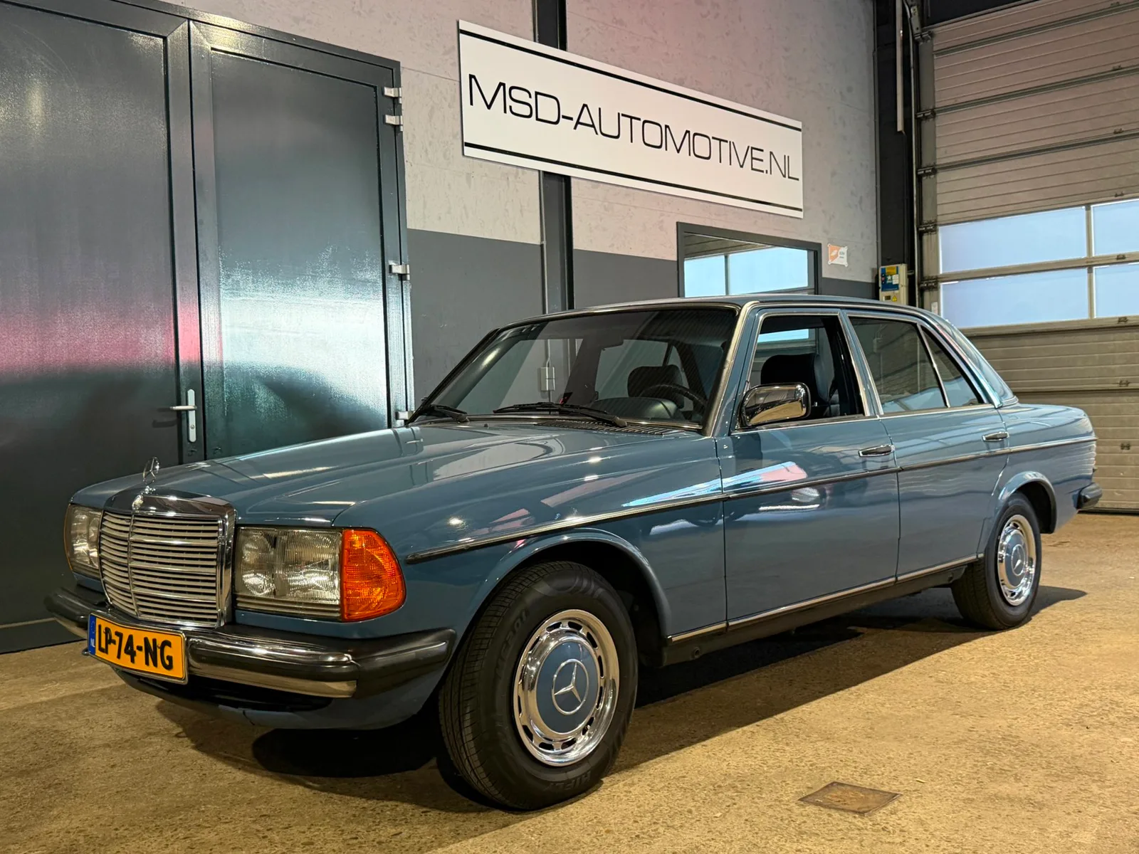 Mercedes-Benz 200-280 (1984) — foto 1