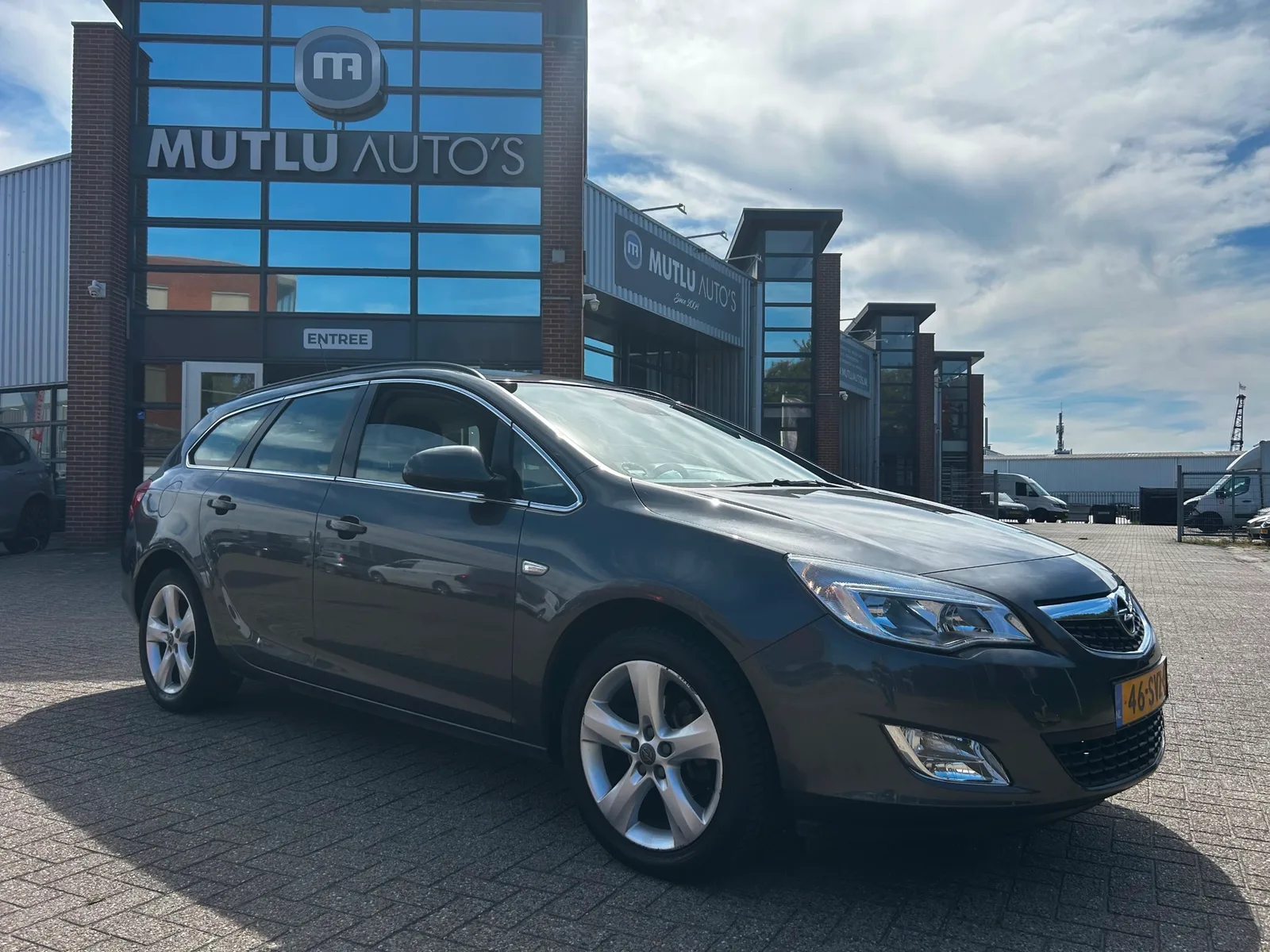Opel Astra Sports Tourer (2011) — foto 1