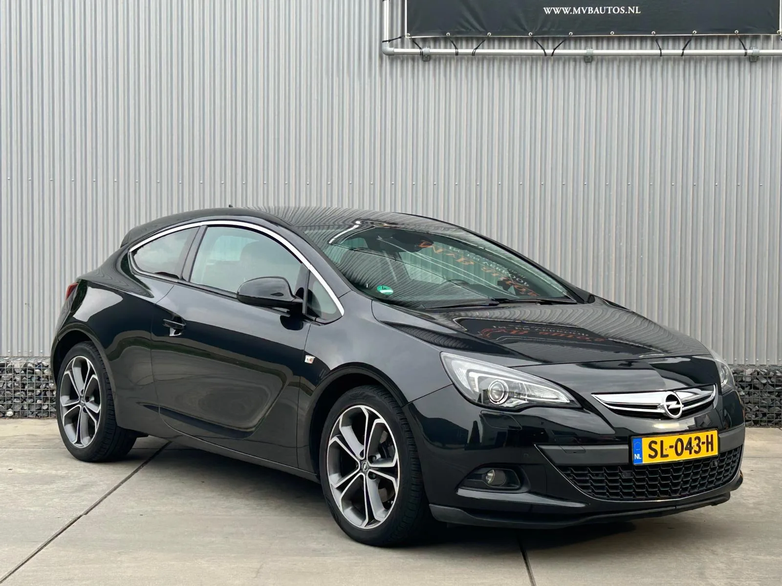 Opel Astra GTC (2012) — foto 1