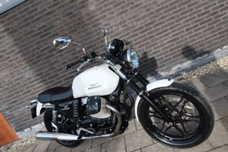 Moto Guzzi V7 Stone (2013)
