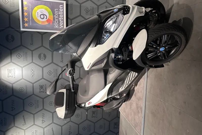 Piaggio MP3 300 (2022)