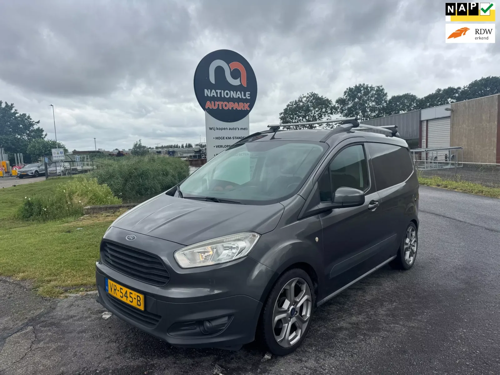 Ford Transit Courier (2015) — foto 1
