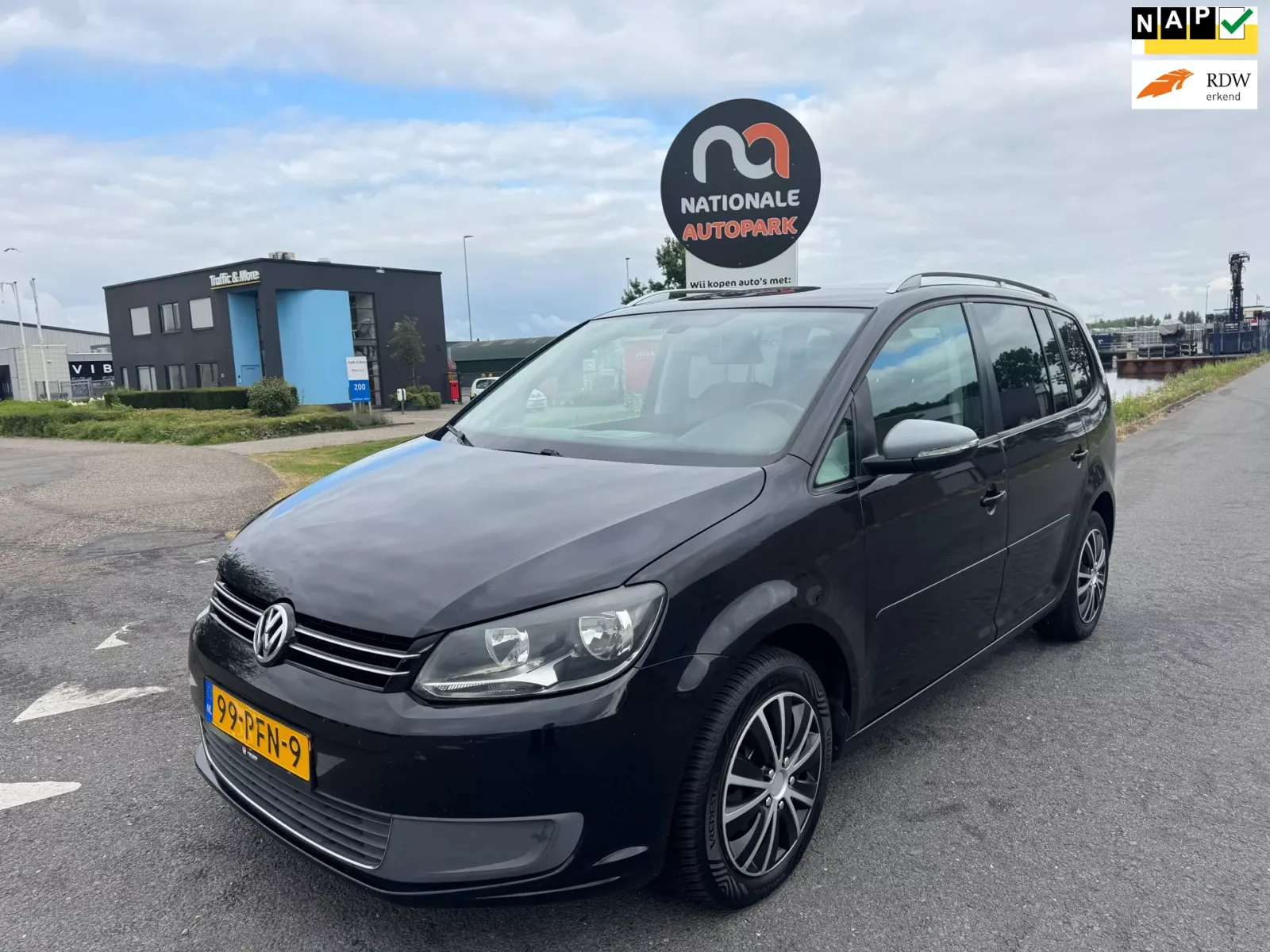 Volkswagen Touran (2011) — foto 1