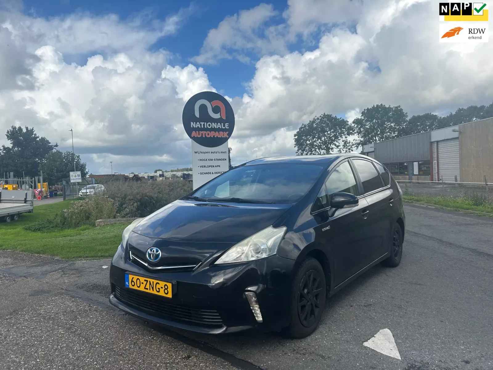 Toyota Prius Wagon (2013) — foto 1