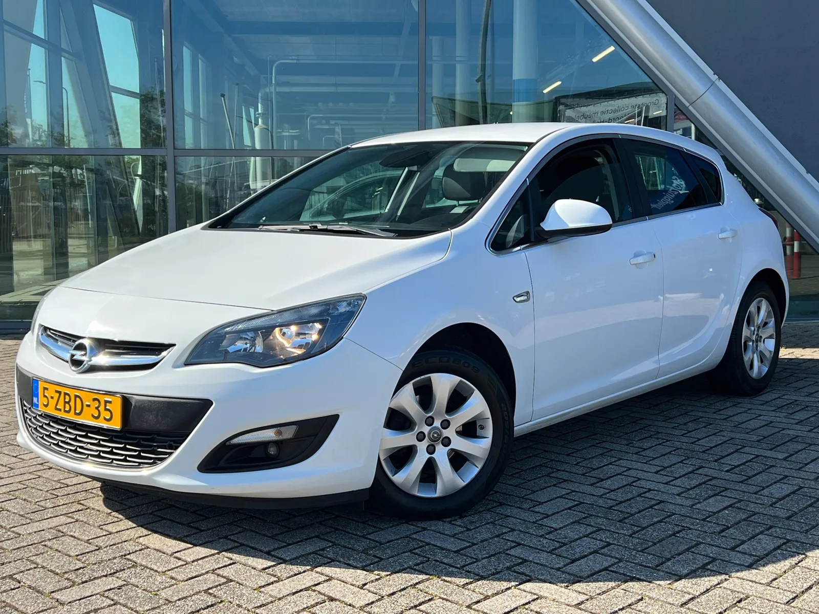 Opel Astra (2014) — foto 1