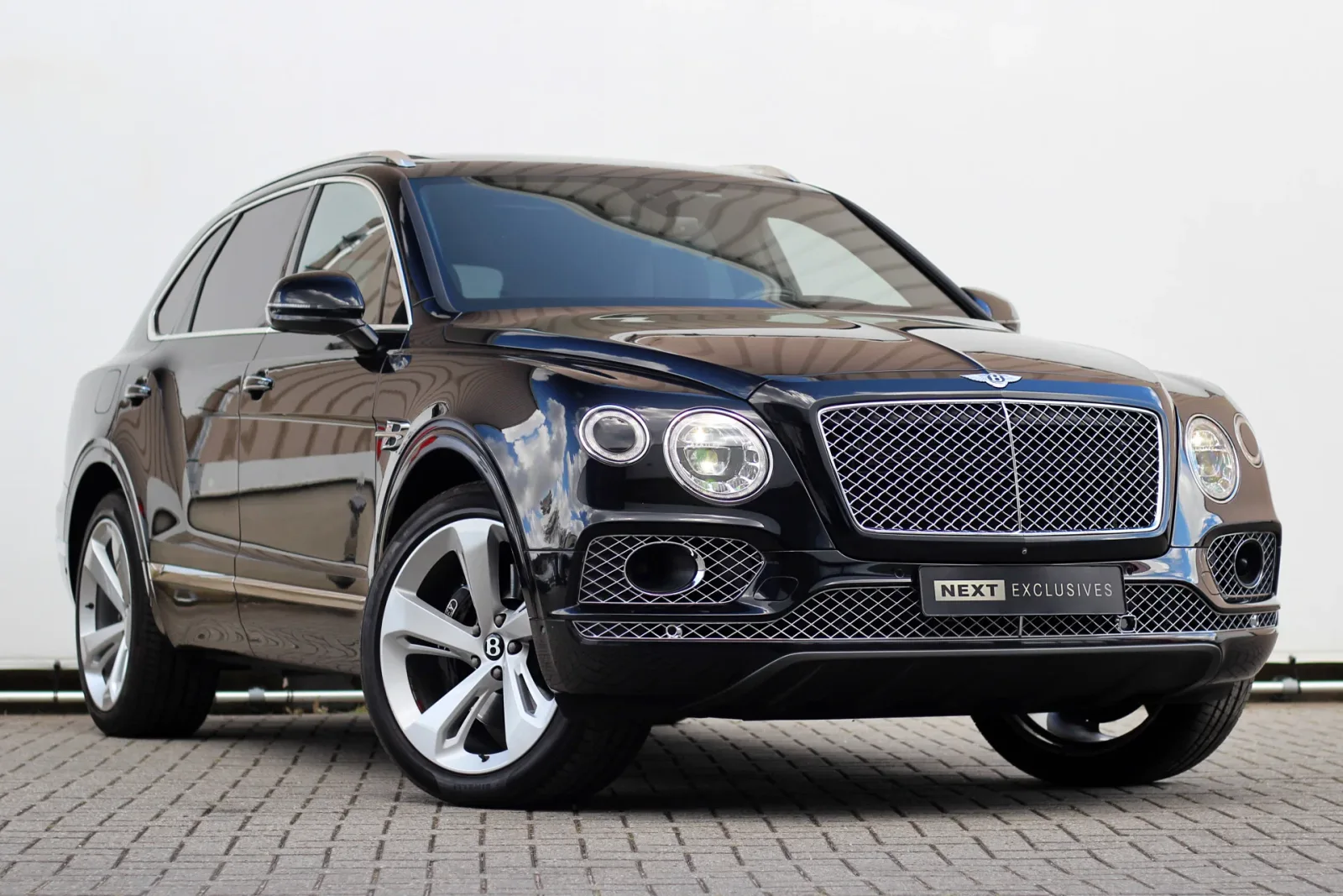 Bentley Bentayga (2017) — foto 1