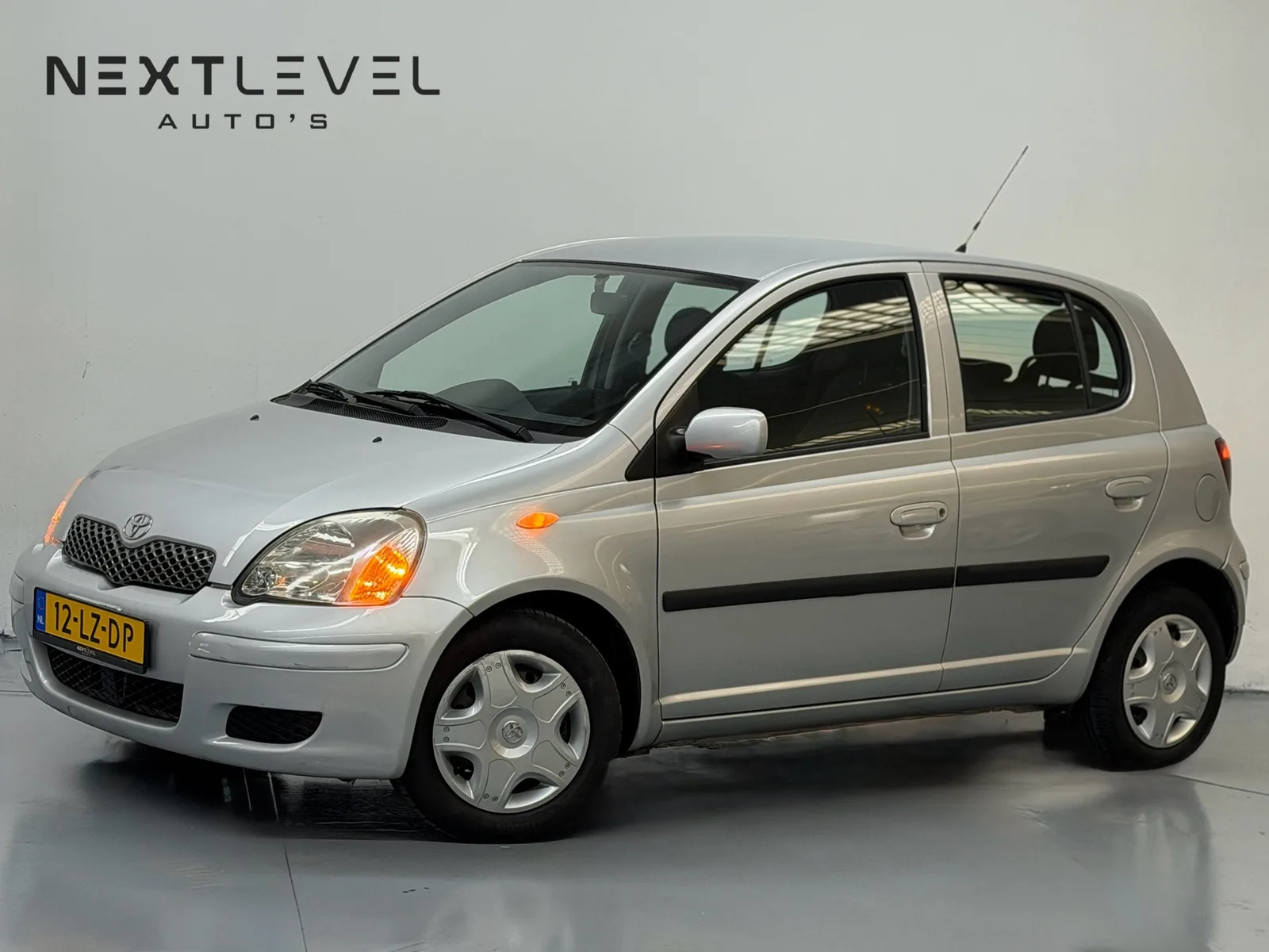 Toyota Yaris (2003) — foto 1