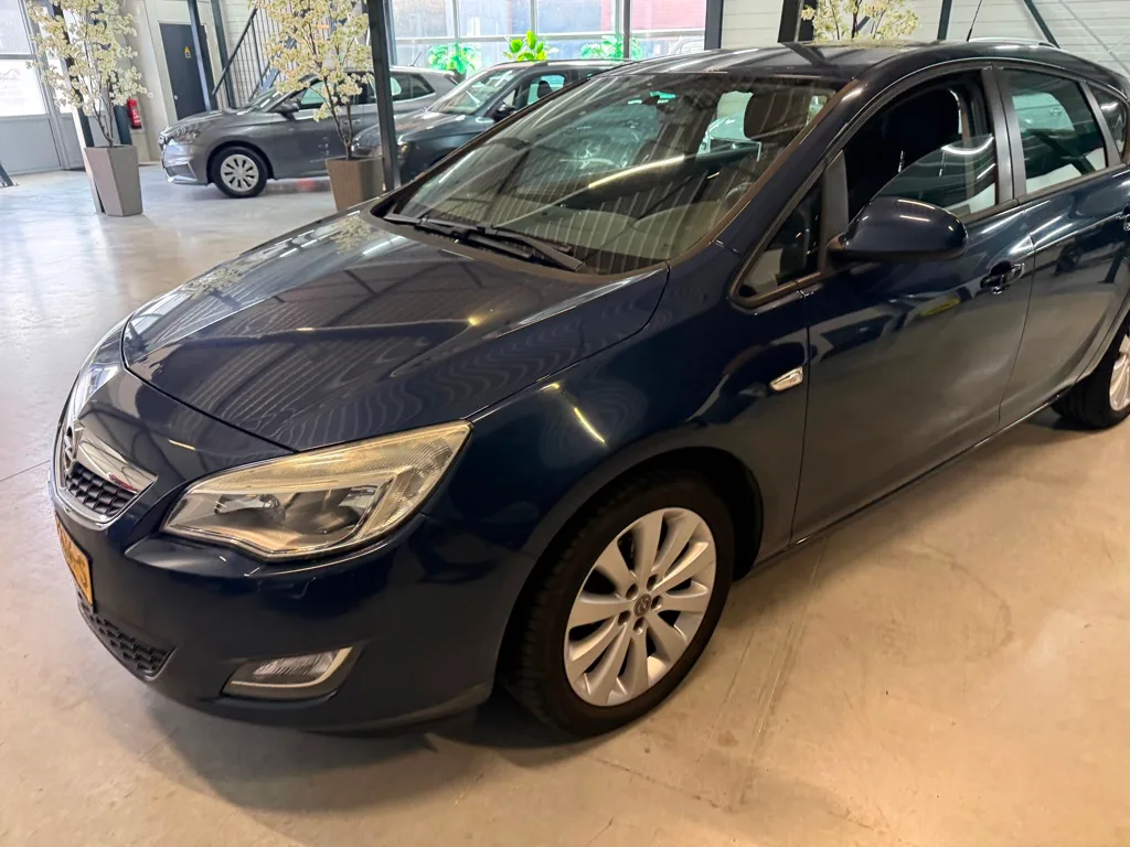 Opel Astra (2010) — foto 1