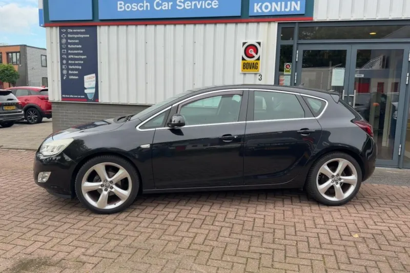 Opel Astra (2011)