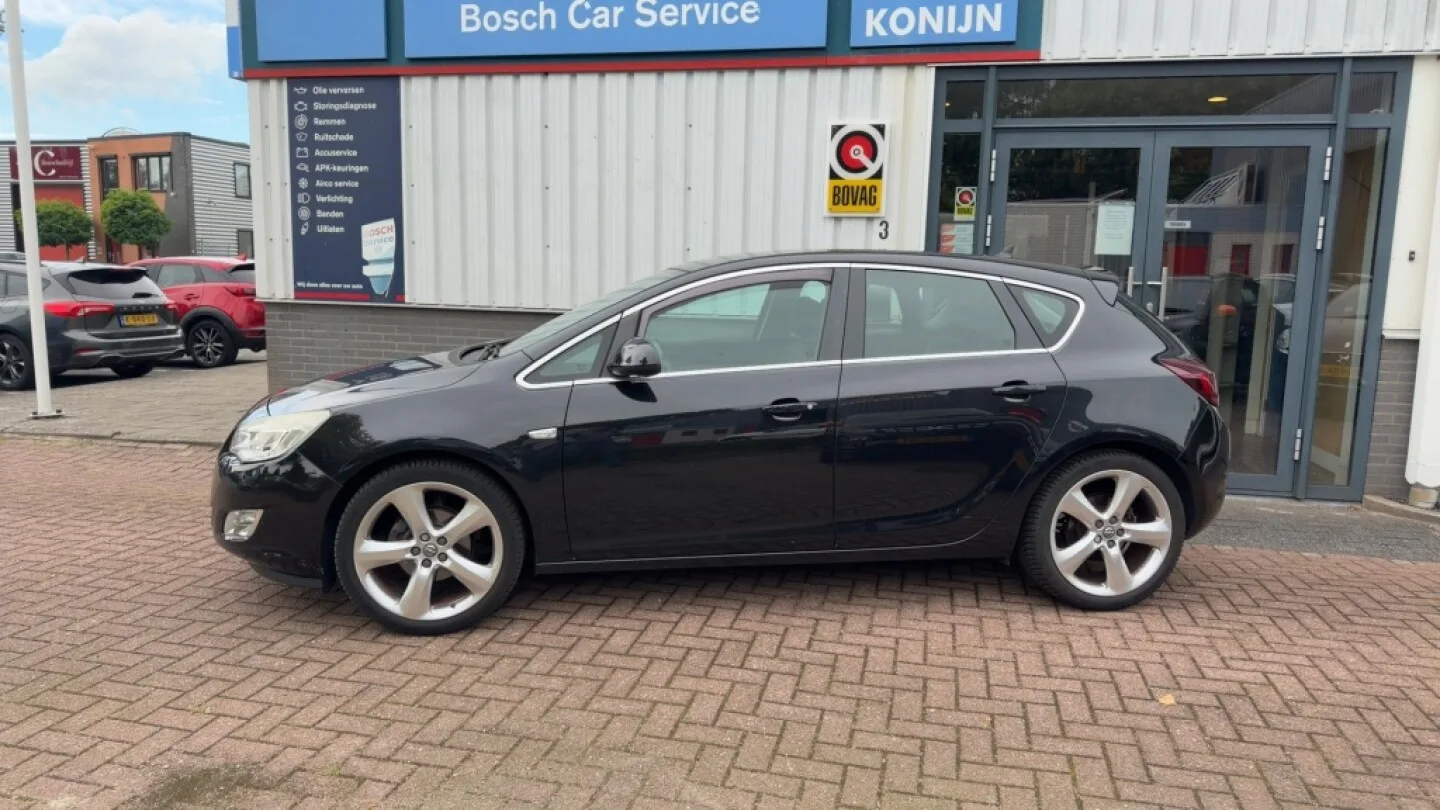 Opel Astra (2011) — foto 1