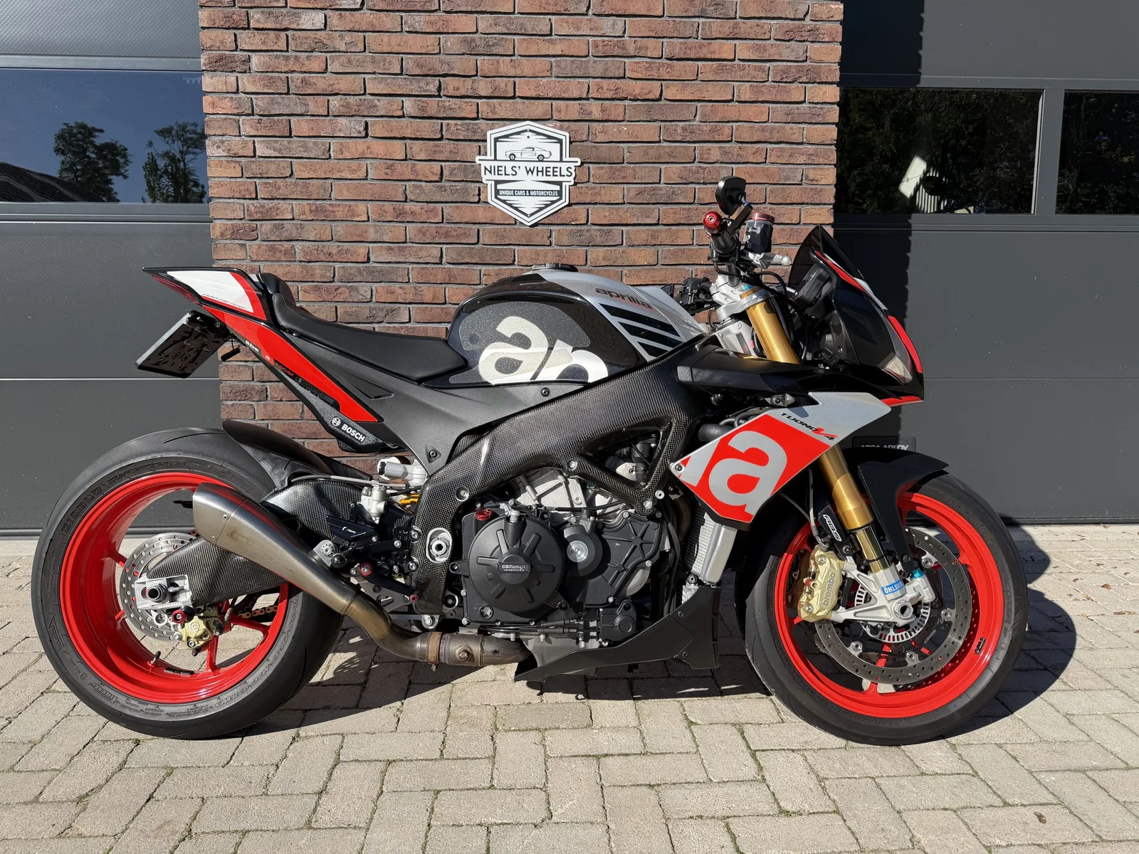 Aprilia Tuono V4 (2015) — foto 1
