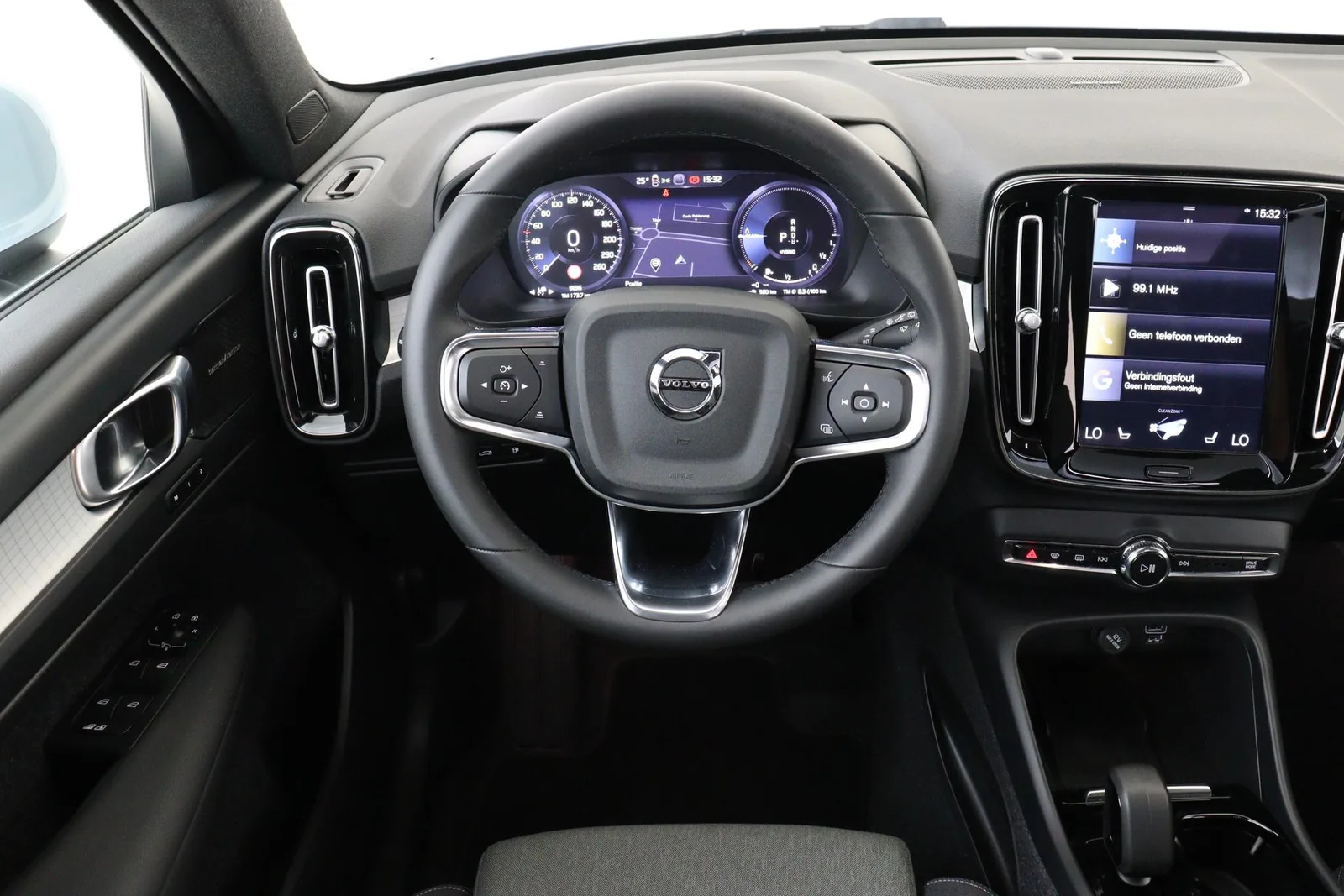 Volvo XC40 (2024) — foto 1