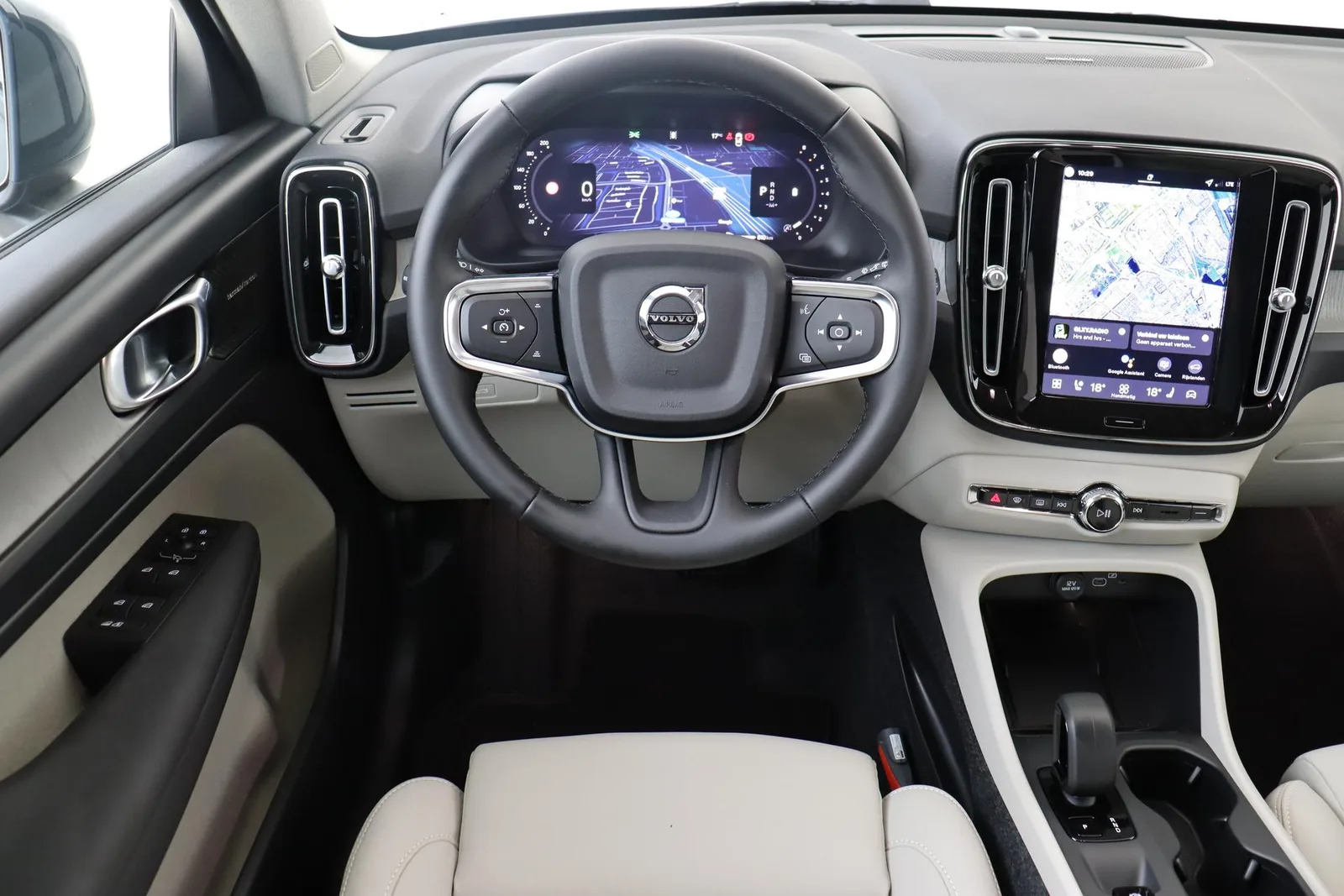 Volvo XC40 (2026) — foto 1