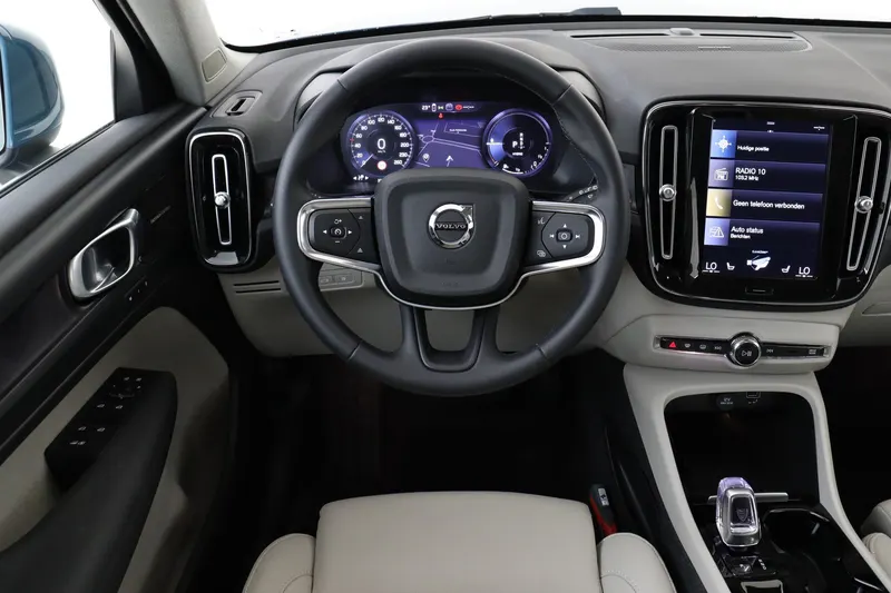 Volvo XC40 (2023)