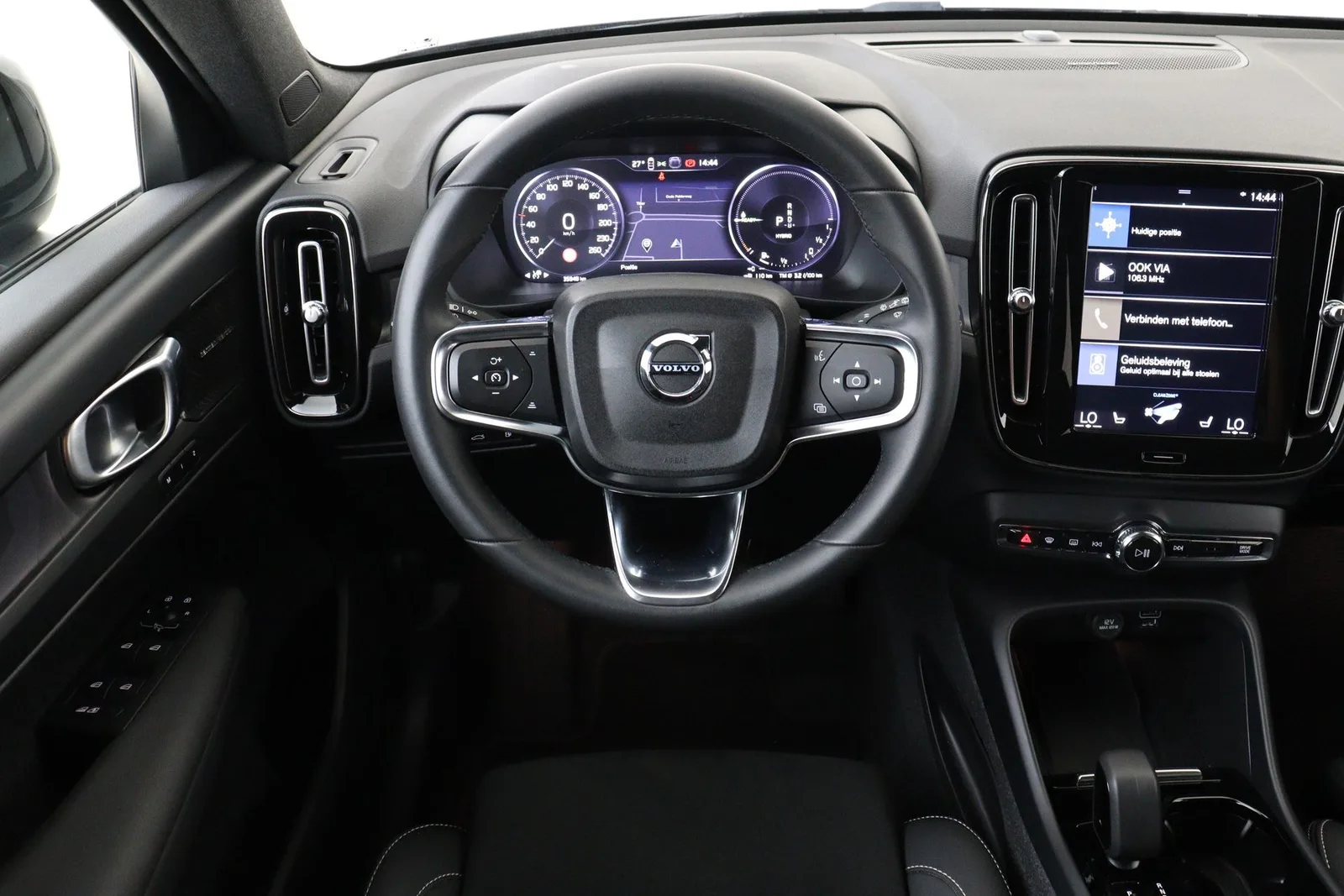 Volvo XC40 (2023) — foto 1