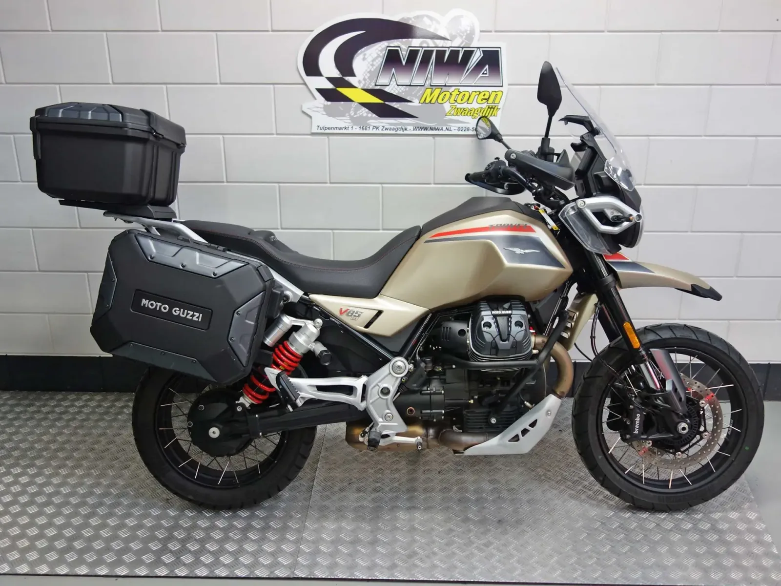 Moto Guzzi V85 TT Travel (2025) — foto 1