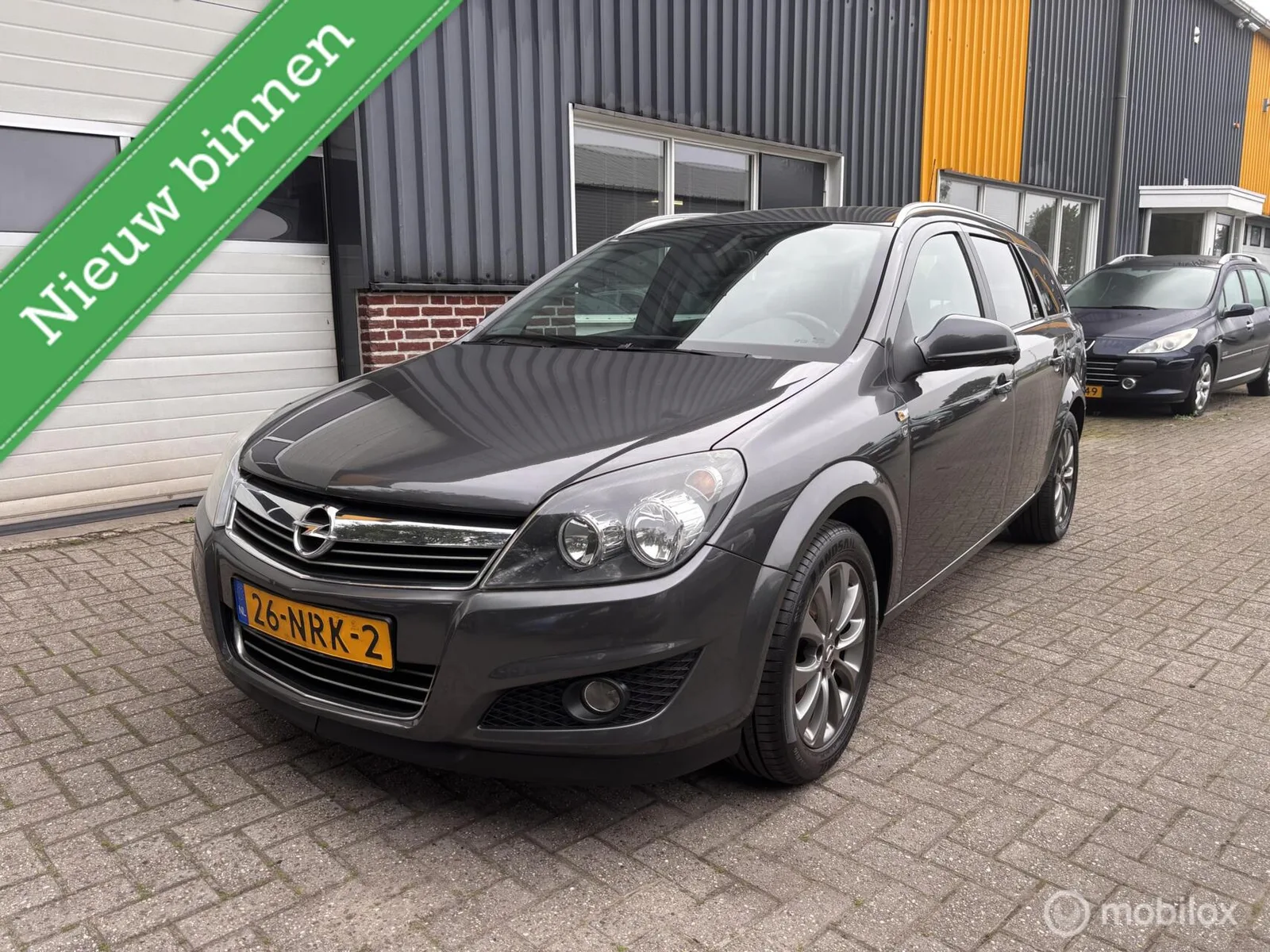 Opel Astra (2010) — foto 1