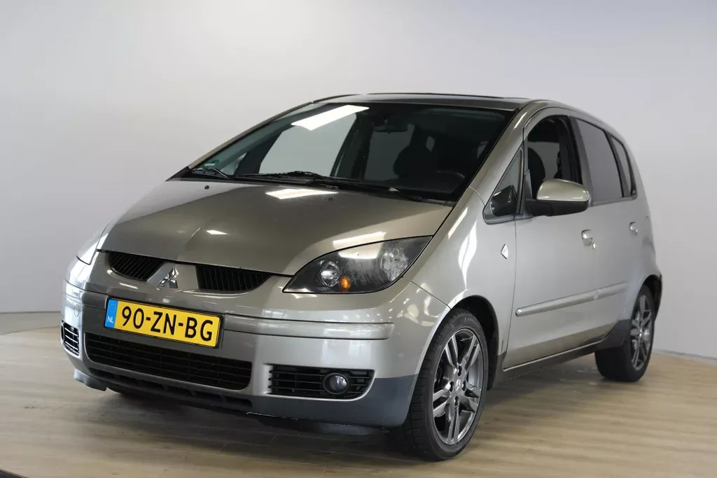 Mitsubishi Colt (2008) — foto 1