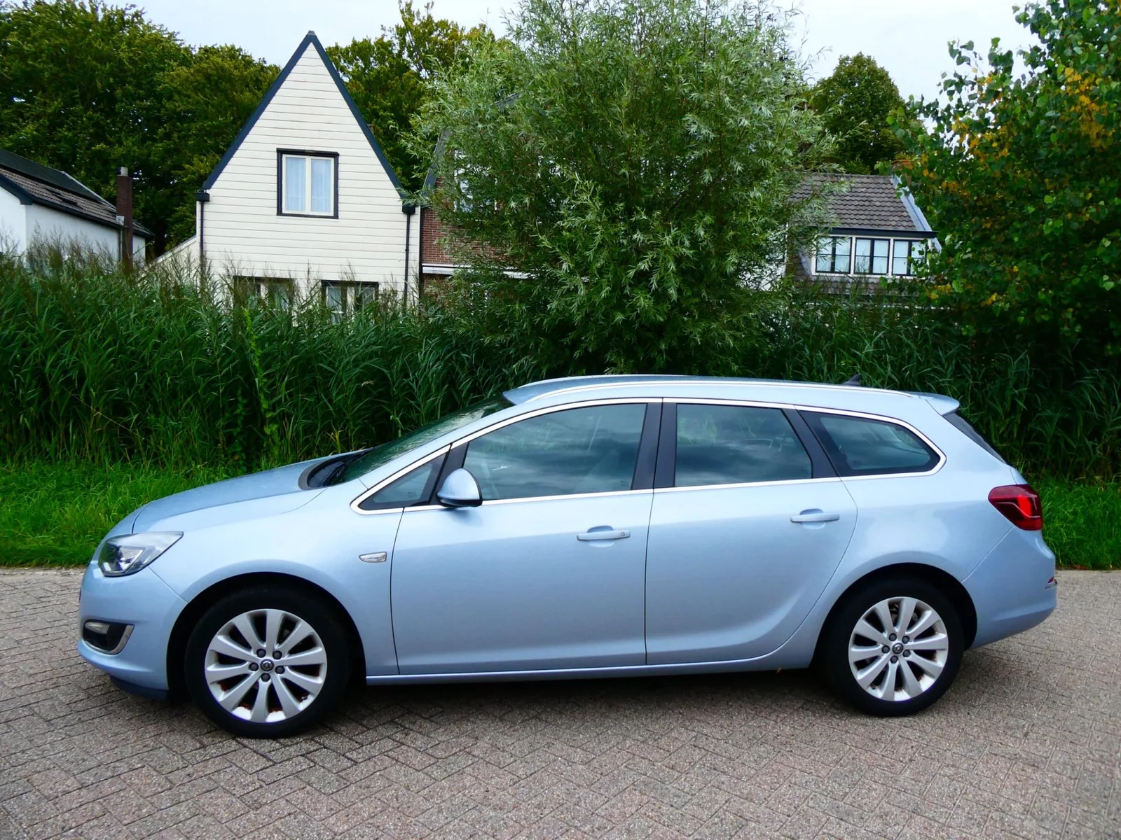 Opel Astra (2015) — foto 1
