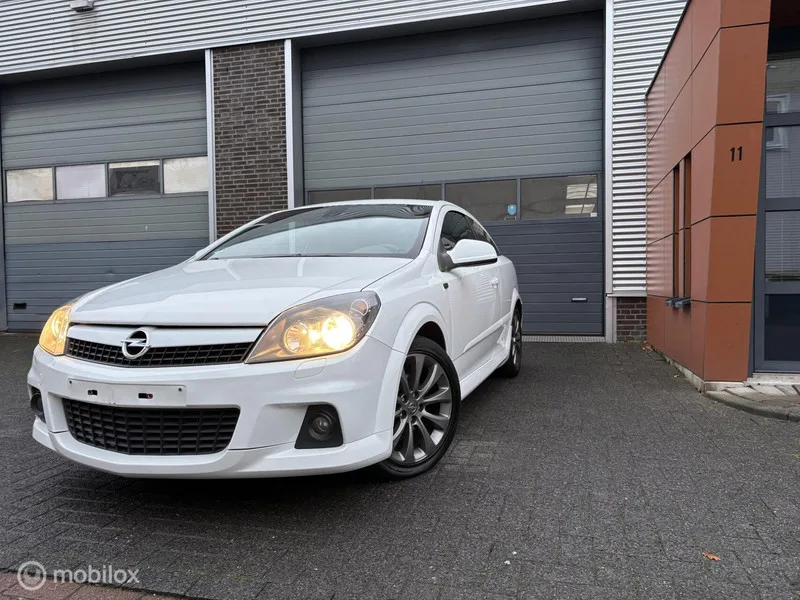 Opel Astra (2010) — foto 1