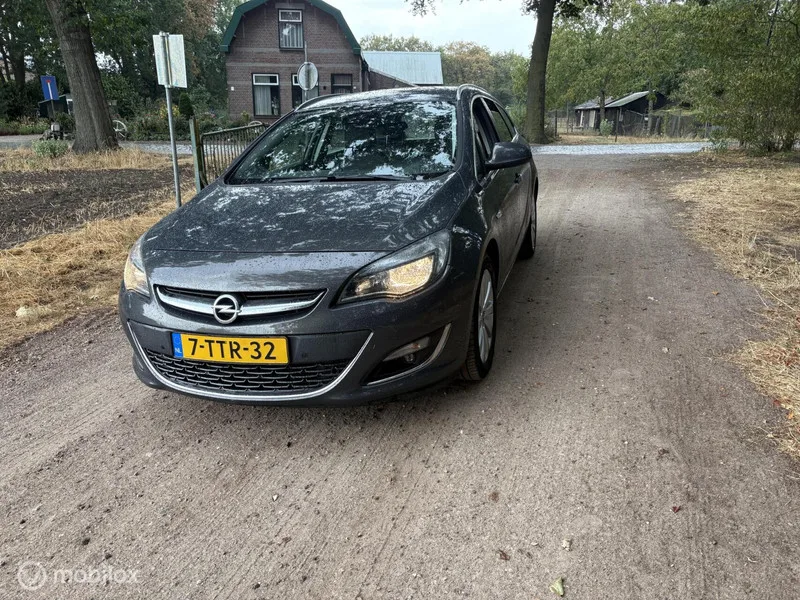 Opel Astra (2013) — foto 1