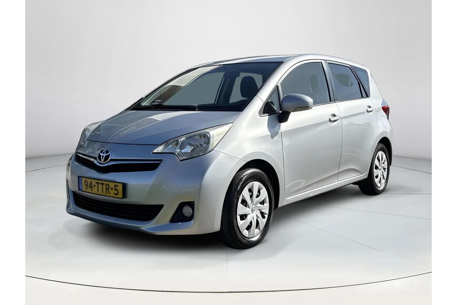 Toyota Verso-S (2012) — foto 1