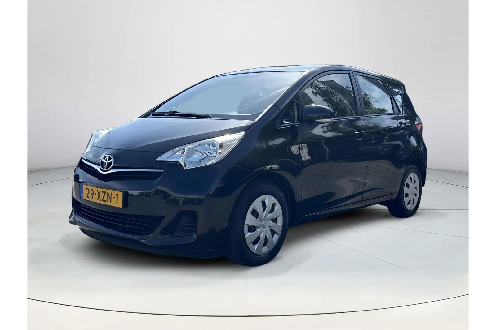 Toyota Verso-S (2012) — foto 1