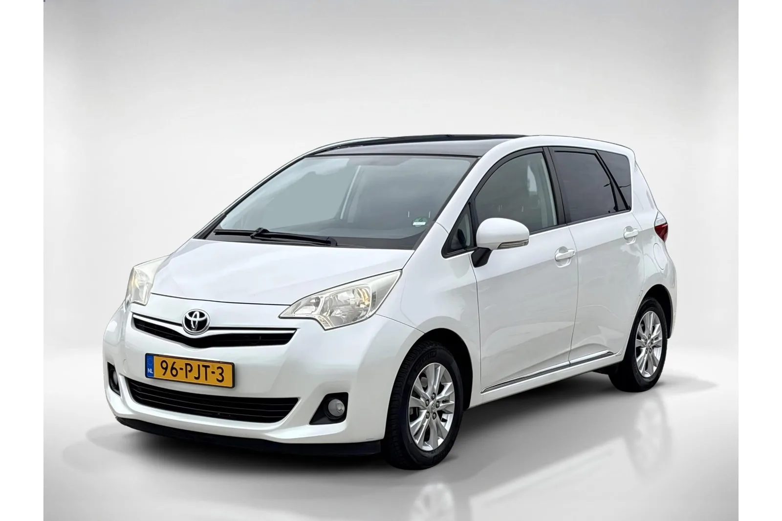 Toyota Verso-S (2011) — foto 1