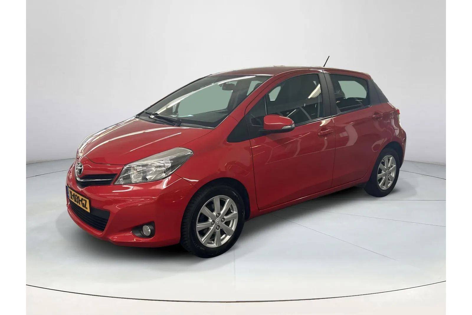 Toyota Yaris (2013) — foto 1