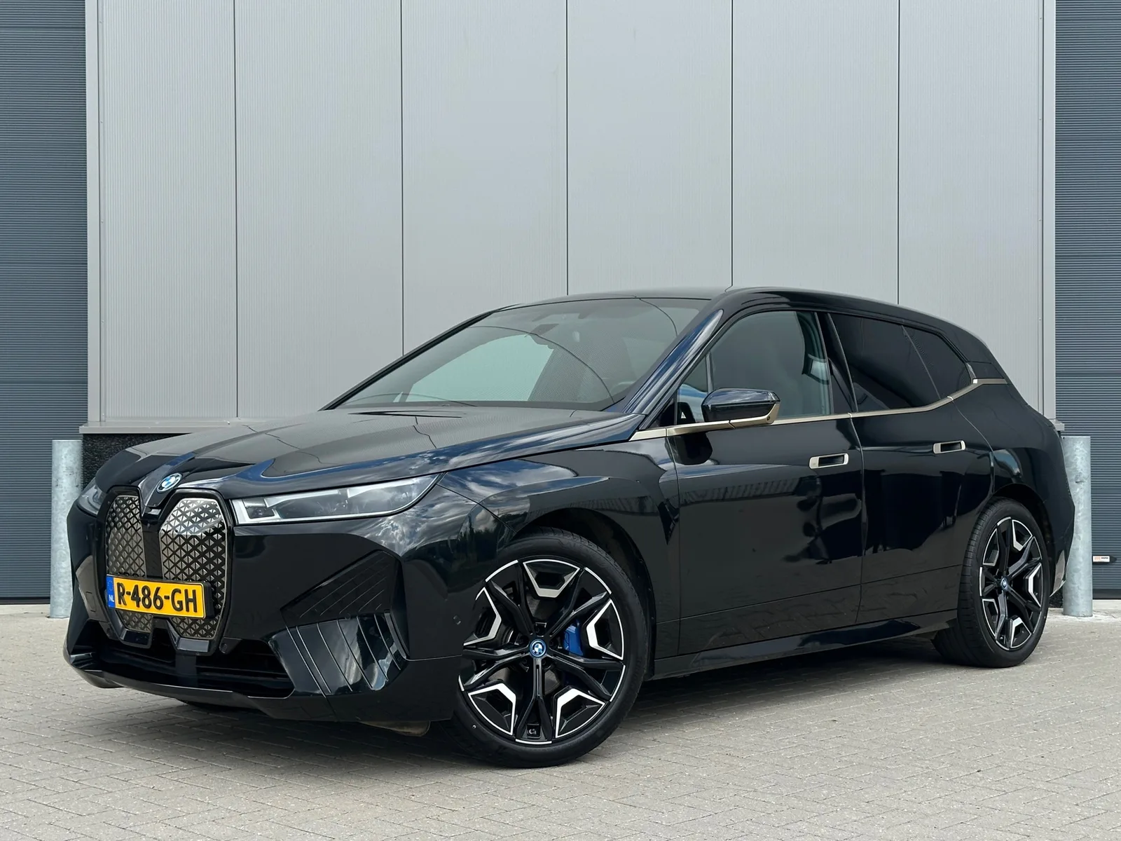 BMW iX (2022) — foto 1