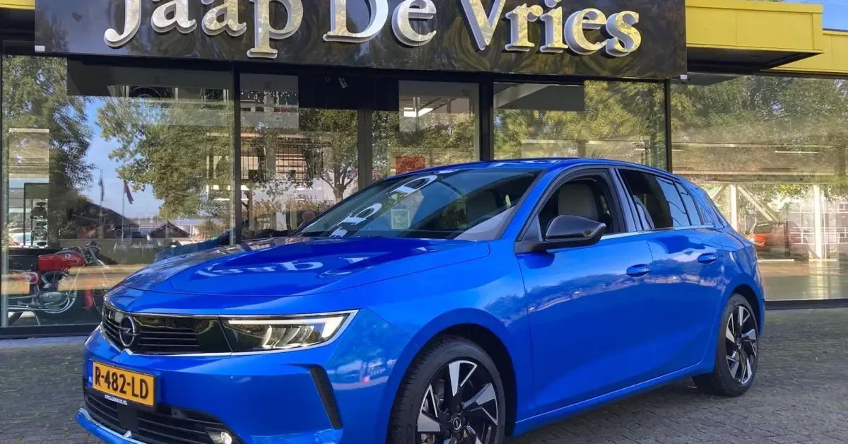 Opel Astra (2022) — foto 1