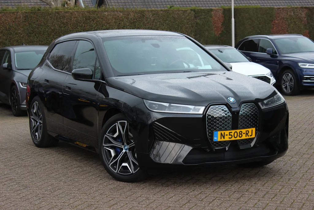 BMW iX (2021) — foto 1