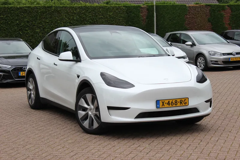 Tesla Model Y (2024)