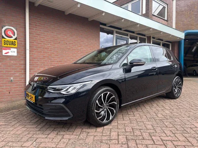 Volkswagen Golf (2023) — foto 1