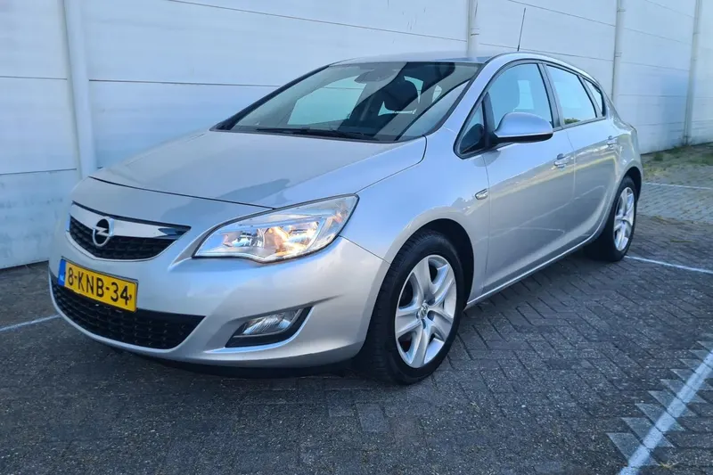 Opel Astra (2011)