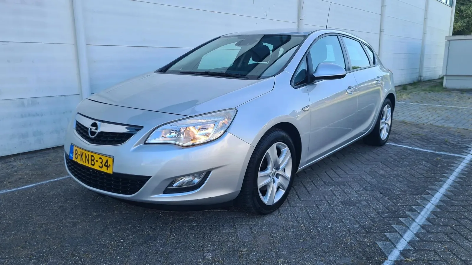 Opel Astra (2011) — foto 1